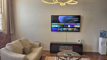 Smart TV, chimenea, videojuegos y libros