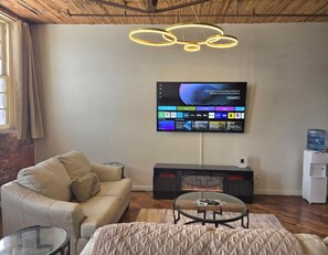 Smart TV, chimenea, videojuegos, libros