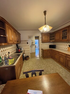 Kjøleskap, mikrobølgeovn, ovn og kokeplater