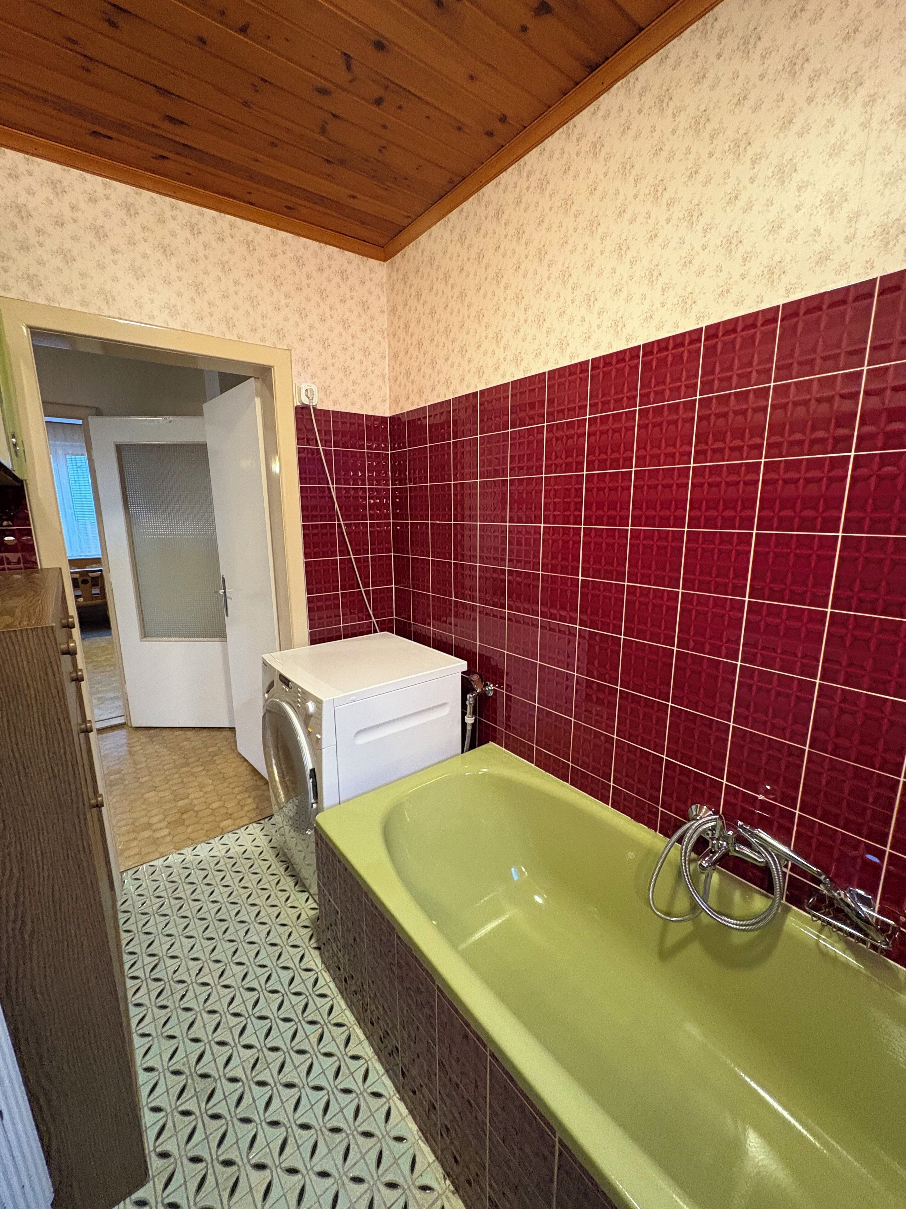 Secador de pelo, toallas, jabón y papel higiénico