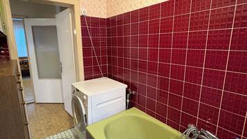 Secador de pelo, toallas, jabón y papel higiénico