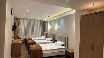 Luxury Triple Room | Desk, laptop workspace, free WiFi