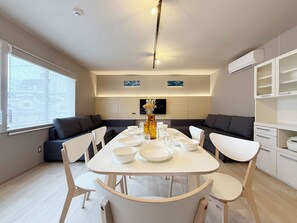 Departamento superior, para no fumadores | Área de sala de estar | Smart TV de 55 pulgadas con canales digitales 