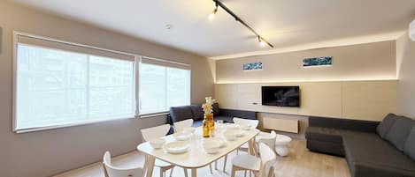 スーペリア アパートメント 禁煙 | リビング エリア | 55 インチのスマートテレビ (デジタル放送視聴可)