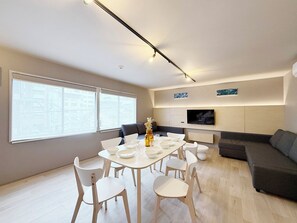 Departamento superior, para no fumadores | Área de sala de estar | Smart TV de 55 pulgadas con canales digitales 