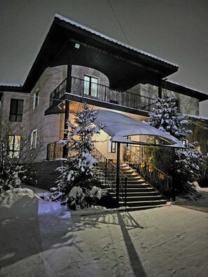 Exterior - Spacious 4-bedroom villa with WiFi, AC in lovely Almaty (Almaty)