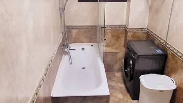 Dusch, hårtork, bidé och handdukar