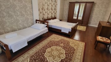 4 bedrooms, iron/ironing board, WiFi, bed sheets