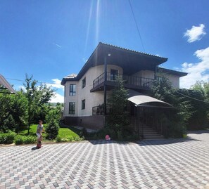 Exterior - Spacious 4-bedroom villa with WiFi, AC in lovely Almaty (Almaty)