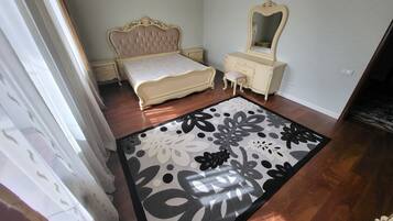 4 bedrooms, iron/ironing board, WiFi, bed sheets