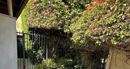 Private Cottage in the heart of West Hollywood