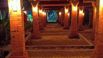 1 bedroom, Egyptian cotton sheets, premium bedding, desk