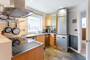 Réfrigérateur, micro-ondes, lave-vaisselle, cafetière/bouilloire