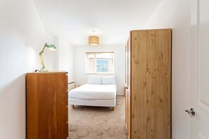 3 slaapkamers, een strijkplank/strijkijzer, internet, beddengoed
