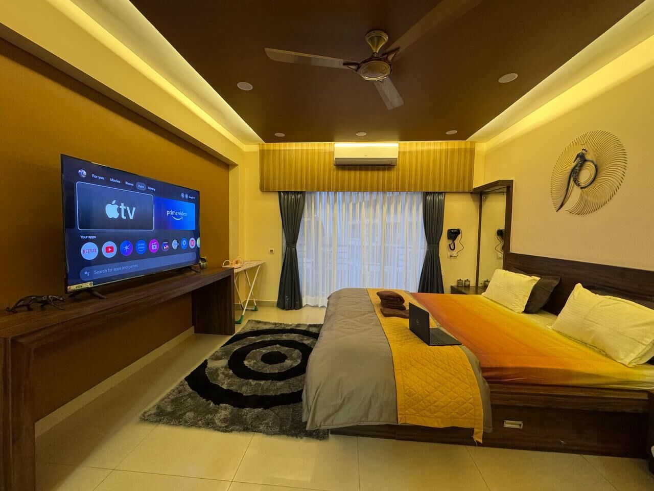 Tabla de planchar con plancha, wifi y ropa de cama 