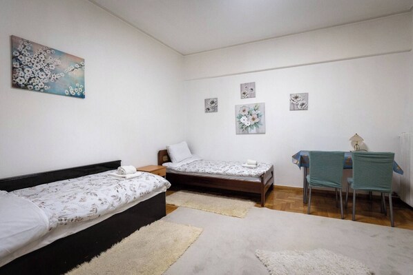 2 bedrooms, iron/ironing board, Internet, bed sheets