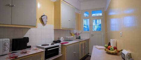 Fridge, microwave, oven, coffee/tea maker