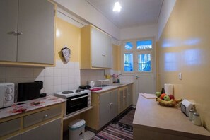 Kjøleskap, mikrobølgeovn, ovn og kaffetrakter/tekoker