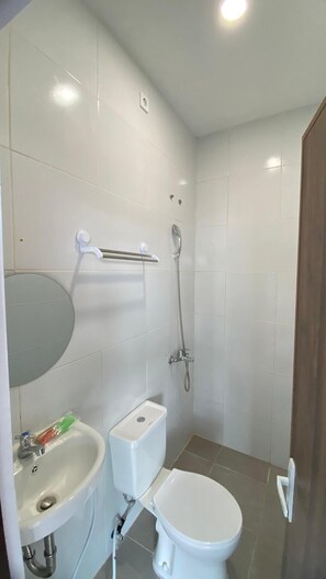 Free toiletries, towels, soap, shampoo - Homestay Living Pathuk 73 (Yogyakarta)