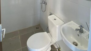 Bathroom - Homestay Living Pathuk 73 (Yogyakarta)
