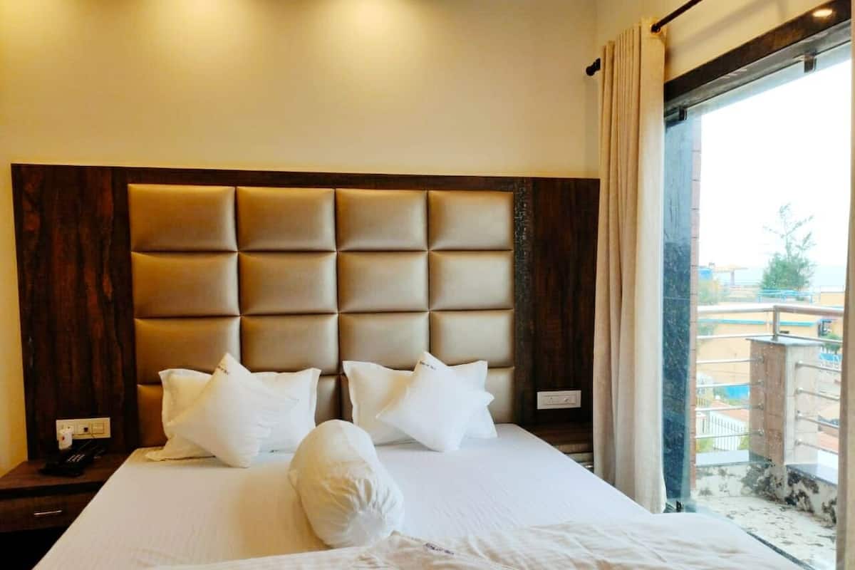 Deluxe Double Room, Balcony, Beach View | Desk, free WiFi