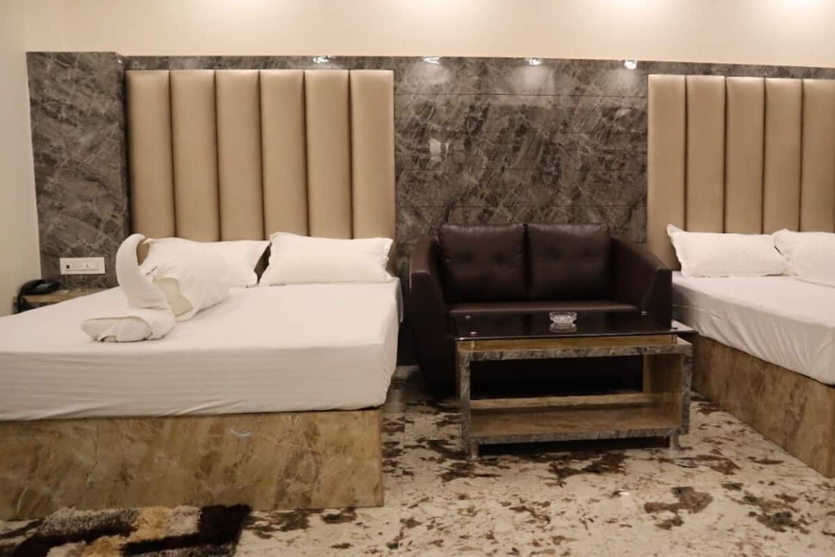 Deluxe Quadruple Room | Desk, free WiFi