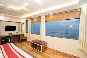 Habitación doble Deluxe, balcón, vista a la playa | Escritorio y wifi gratis 