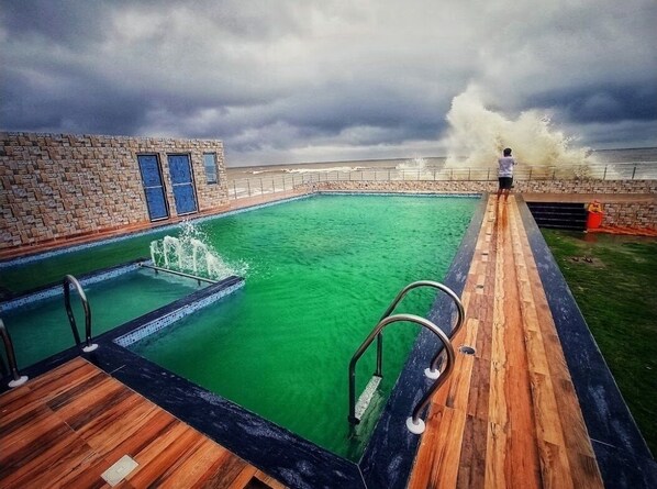 15 outdoor pools