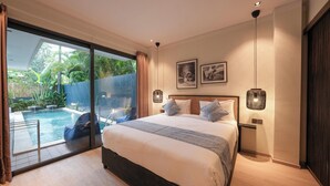 Un dormitorio moderno con una cama grande, vista a una piscina y puerta corrediza a un balcón.
