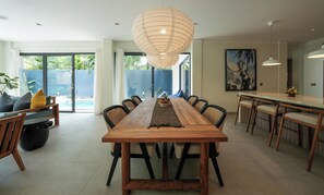 Deluxe villa, uitzicht op zwembad | Dineerruimte