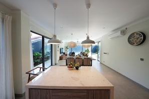 Villa familiale, vue sur la piscine | Salle à manger