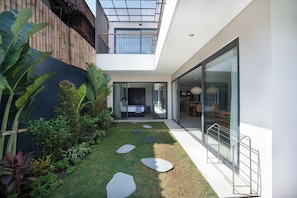 Villa familiale, vue sur la piscine | Aire de séjour | Téléviseur connecté de 60 po avec télévision numérique