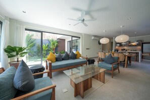 デラックス ヴィラ プールビュー | リビング エリア | 60 インチのスマートテレビ (デジタル放送視聴可)