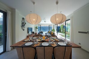 Villa familiar, vista a la alberca | Área de sala de estar | Smart TV de 60 pulgadas con canales digitales 