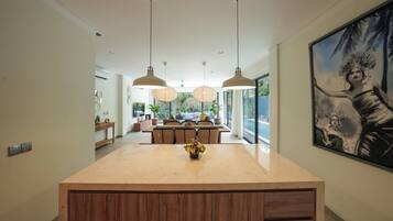 Biệt thự Deluxe, quang cảnh hồ bơi | Khu phòng khách | Smart TV 60-inch có truyền hình kỹ thuật số