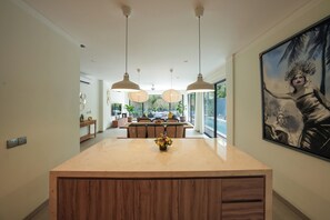 Villa Deluxe, vista a la alberca | Área de sala de estar | Smart TV de 60 pulgadas con canales digitales 