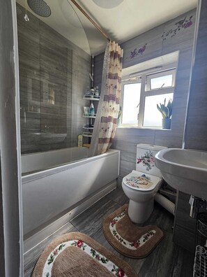 Shared Dormitory, 1 Bedroom, Smoking, Balcony | Bathroom - Room-4 Bedroom House Rented by the Room (London)