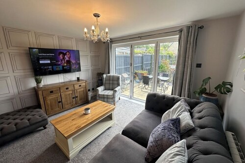 Modern 2-bedroom house with spacious large garden in beautiful Westbury