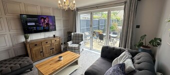 Modern 2-bedroom house with spacious large garden in beautiful Westbury