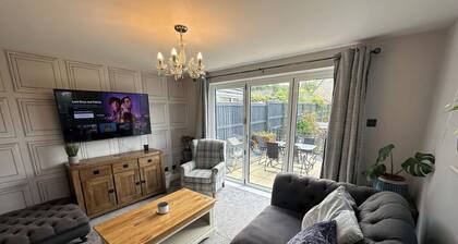 Modern 2-bedroom house with spacious large garden in beautiful Westbury