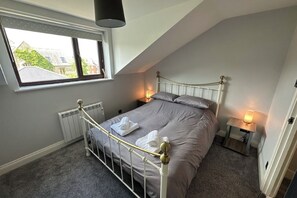 2 chambres, fer et planche à repasser, Wi-Fi, draps fournis