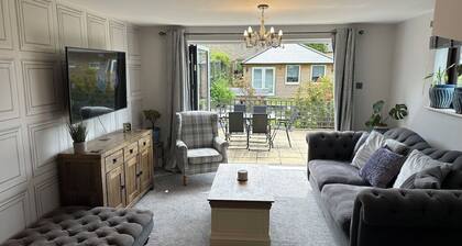 Modern 2-bedroom house with spacious large garden in beautiful Westbury