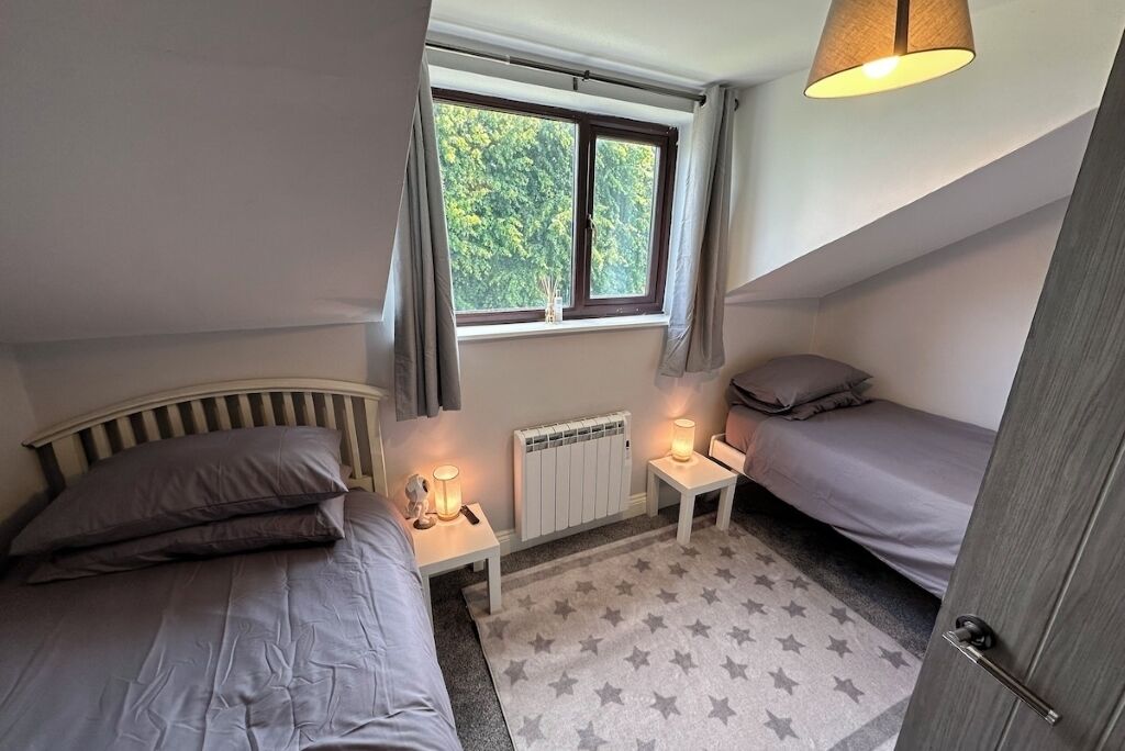 2 habitaciones, tabla de planchar con plancha, wifi y ropa de cama 