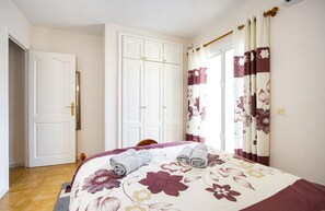 3 bedrooms, iron/ironing board, WiFi, bed sheets