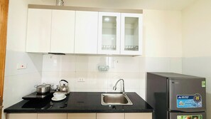 Deluxe Apartment | Private kitchen | Fridge, stovetop, cookware/dishes/utensils - Era Apartment Dinh Thon (Hanoi)