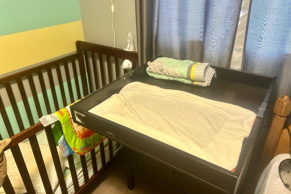 4 dormitoris, escriptori i planxa i posts de planxar