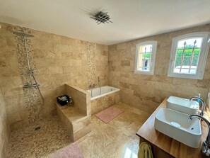 Séchoir à cheveux, serviettes fournies, savon, papier de toilette
