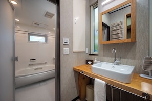 Separate tub and shower, free toiletries, slippers, towels - Chise Fukuro by H2 Life (Furano)