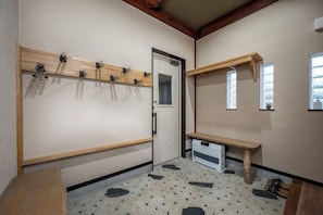 Interior entrance - Chise Fukuro by H2 Life (Furano)