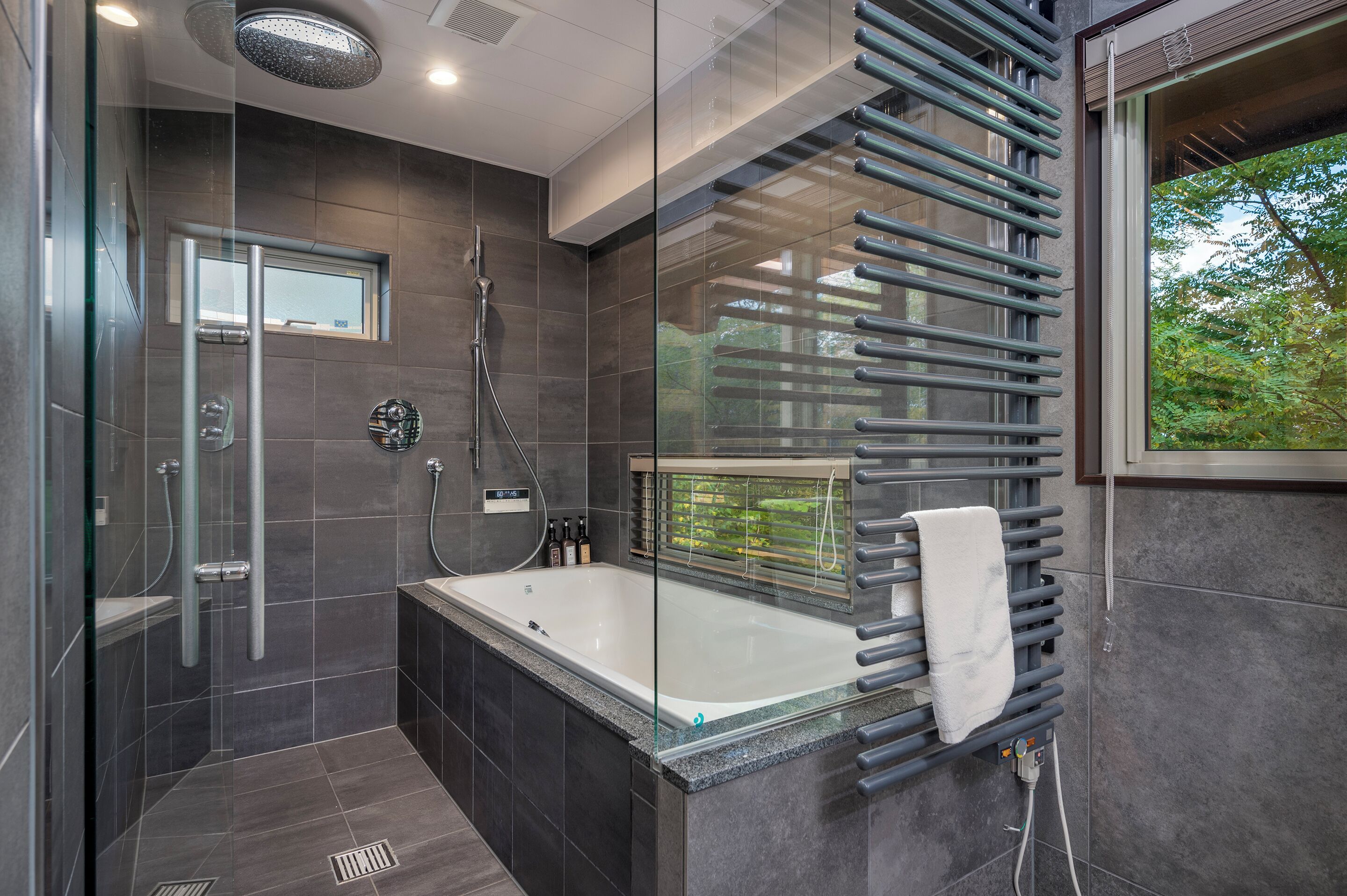 House, Non Smoking | Bathroom | Separate tub and shower, free toiletries, slippers, towels